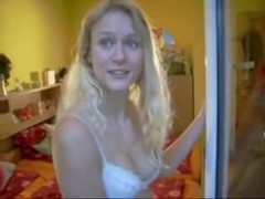 Cute golden-haired girlfriend gives worthwhile head