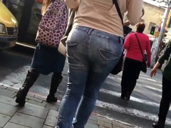 Tight jeans making hot ass look hotter on street candid