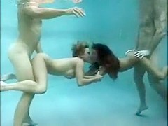 Deux filles super bien foutues se font baiser nues dans la piscine