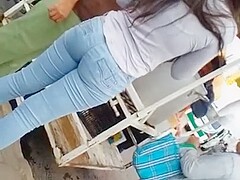 Deliciosa perrita en jeans ajustaditos modelando para la camara
