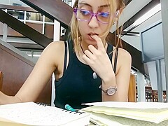Chica nerd se masturba en clase