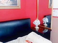 sucia de medellin cambia el juguete del culo para la boca y hace de perra