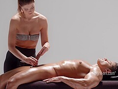 Langhaarige Brünette Macht Eine Penis-Massage